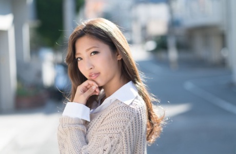 Emiri Momota hot pornstar img